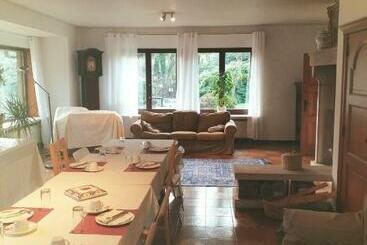 تختخواب و صبحانه Cosy Rooms Party Villa