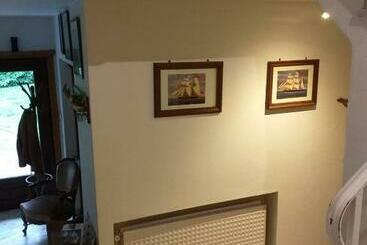 تختخواب و صبحانه Cosy Rooms Party Villa