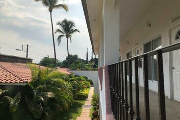 هتل Sky & Palms