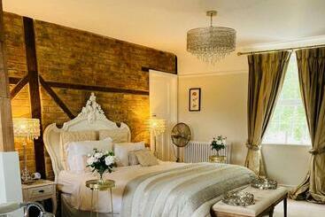 تختخواب و صبحانه The Willowford