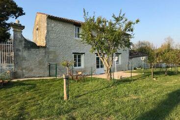 تختخواب و صبحانه Le Logis Du Plessis