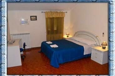 تختخواب و صبحانه Al Castello