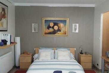 تختخواب و صبحانه La Chambre Des Amis