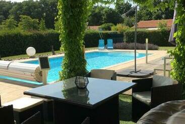تختخواب و صبحانه La Chambre Des Amis