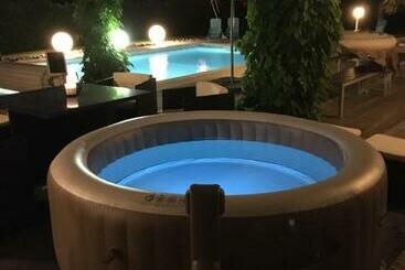 تختخواب و صبحانه La Chambre Des Amis