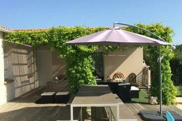 تختخواب و صبحانه La Chambre Des Amis