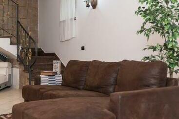 تختخواب و صبحانه Loft Style Taverna