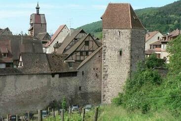 تختخواب و صبحانه Adrihof à Riquewihr, Cour De L Abbaye D Autrey