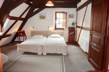 تختخواب و صبحانه Adrihof à Riquewihr, Cour De L Abbaye D Autrey