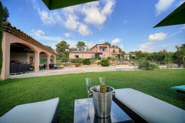 مبيت وإفطار Havre De Paix 5 étoiles Prestige Jacuzzi, Hammam, Sauna, Piscine Chauffée Mougins Cannes Grasse