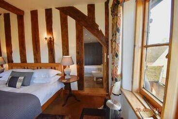 تختخواب و صبحانه White Hall Farm