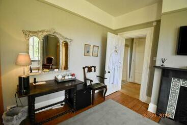 تختخواب و صبحانه White Hall Farm