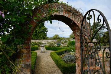 تختخواب و صبحانه White Hall Farm