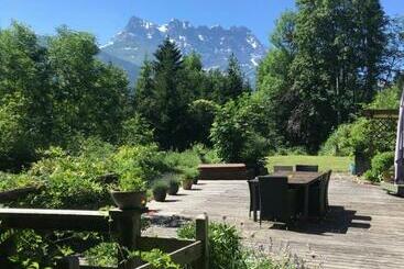 تختخواب و صبحانه Chalet Ingas