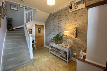 تختخواب و صبحانه Alpine Cottage