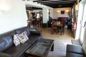 هتل The Poachers Inn