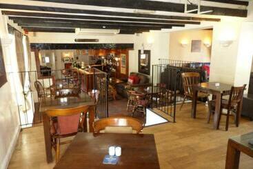 هتل The Poachers Inn