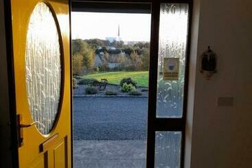 تختخواب و صبحانه Golden Rose House