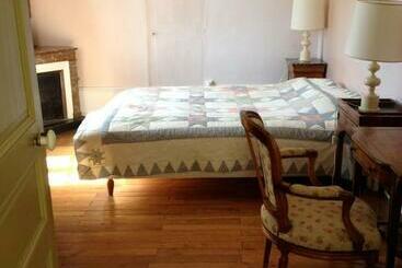 تختخواب و صبحانه La Maison Févret