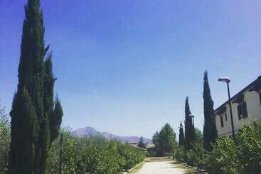 تختخواب و صبحانه Nenna Country