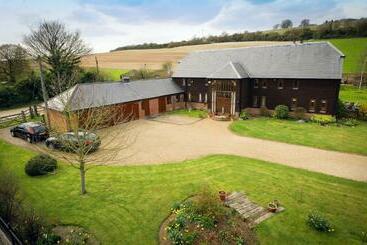 مبيت وإفطار North Downs Barn