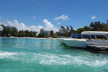 پانسیون Chez Johnny   Blue Bay