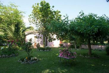 تختخواب و صبحانه Ai Cipressi