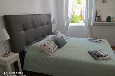تختخواب و صبحانه Couette Et Tartine