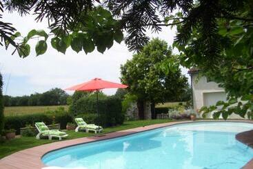 تختخواب و صبحانه Le Clos De Saint Amour
