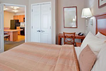 هتل Candlewood Suites Kansas City Airport