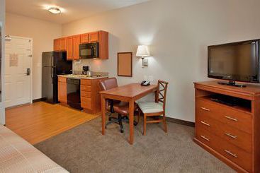 هتل Candlewood Suites Kansas City Airport
