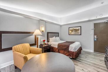 هتل Travelodge By Wyndham Sarnia