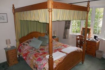 تختخواب و صبحانه The Elms Guest House