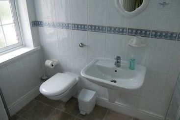 تختخواب و صبحانه The Elms Guest House
