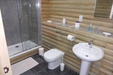 تختخواب و صبحانه The Elms Guest House