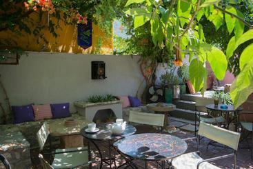هتل Staggia Studios