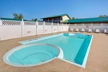 בית מלון כפרי Howard Johnson By Wyndham Gananoque