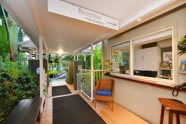 هتل Port Douglas Apartments   Adults Only Oasis
