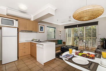 هتل Port Douglas Apartments   Adults Only Oasis