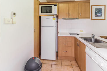هتل Port Douglas Apartments   Adults Only Oasis