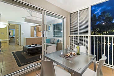 هتل Port Douglas Apartments   Adults Only Oasis