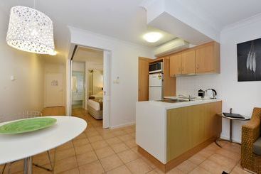 هتل Port Douglas Apartments   Adults Only Oasis
