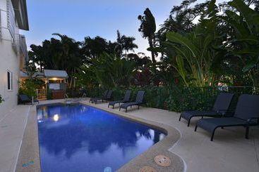 هتل Port Douglas Apartments   Adults Only Oasis