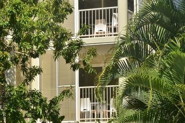 هتل Port Douglas Apartments   Adults Only Oasis