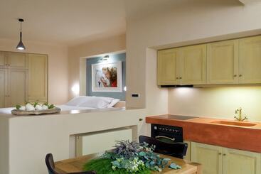 آپارتمان Voreina Gallery Suites