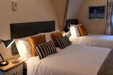 پانسیون Emsley Guest House