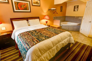 هتل Inn By The Coliseum