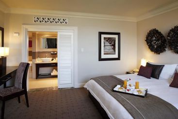 هتل The Cascades  At Sun City Resort