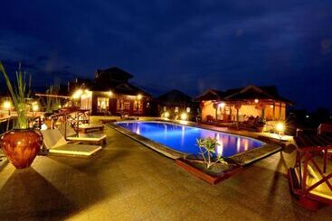 Shwe Inn Tha Floating Resort