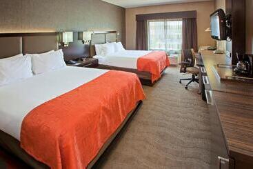 فندق Holiday Inn Express And Suites Columbus Edinburgh By Ihg